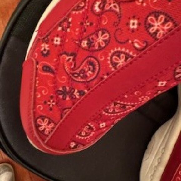 Beautiful pair of slip in shoes in exclusive red paisley size 8 1/2 wide - Picture 5 of 5